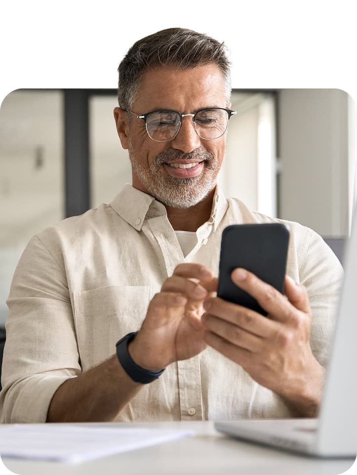 Executivo analisando finanças no celular